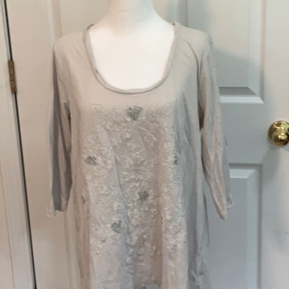 LOGO APPLIQUÉD TSHIRT NWOT SIZE MEDIUM